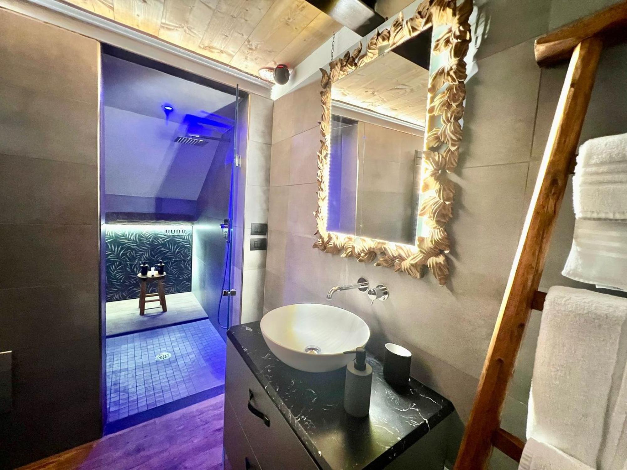 Al 53 Luxury Place In *